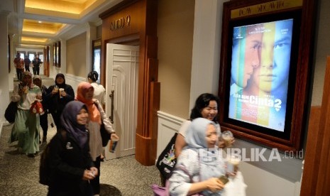 Warga masuk ke studio 3 untuk menyaksikan film AADC 2 di XXI Metropole, Jakarta, Kamis (28/4). (Republika/Yasin Habibi)