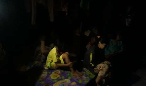 Warga Mataram Berhamburan keluar rumah akibat gempa pada Ahad (19/8) malam. Listrik langsung padam.