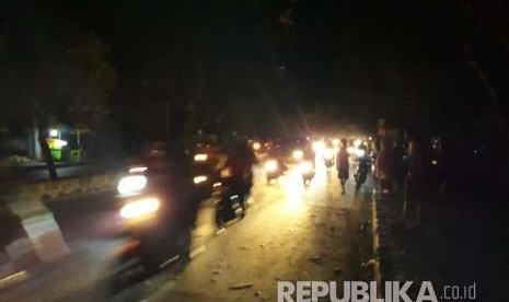 Warga Mataram keluar rumah dan terjadi kemacetan di Jalan Majapahit, Mataram, Ahad (5/8), lantaran adanya isu tsunami.   