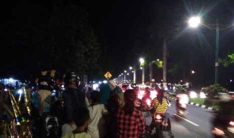 Warga Mataram memadati sepanjang ruas jalan di Taman Udayana untuk merayakan pergantian tahun pada Sabtu (31/12) malam. 