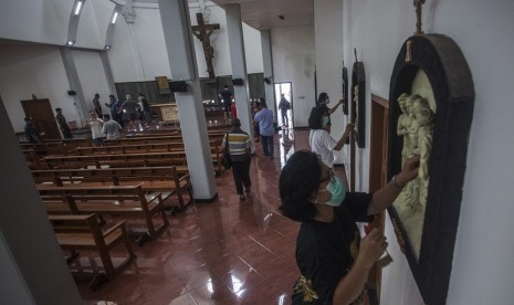 Warga mebersihkan gereja pascapenyerangan yang dilakukan oleh seorang pria dengan senjata tajam saat ibadah misa di Gereja St. Lidwina, Bedog, Trihanggo, Gamping, Sleman, DI Yogyakarta, Senin (12/2). (Ilustrasi)