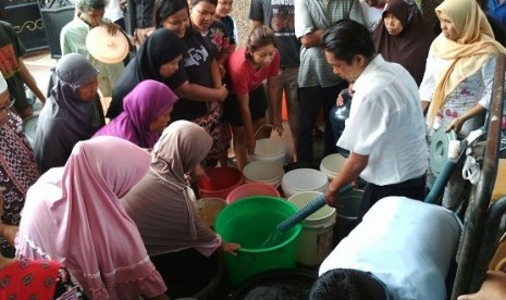 Warga Medan mengantre air bersih dari truk tangki PDAM, Selasa (24/10). Pasokan air terhenti sejak Sabtu (21/10) karena kebocoran pada pipa induk