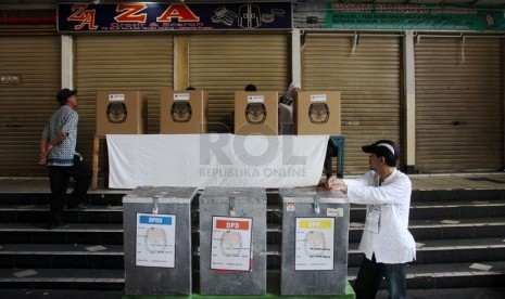    Warga megikuti pelaksanaan Pemilihan Umum Legislatif (Pileg) di TPS 26 dan 27 di Pasar Tanah Abang, Jakarta Pusat, Rabu (9/4). (Republika/Yasin Habibi)