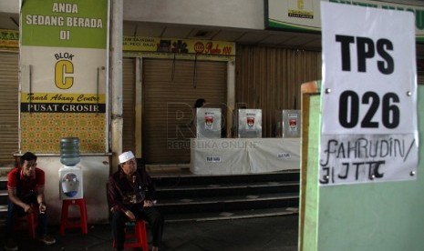    Warga megikuti pelaksanaan Pemilihan Umum Legislatif (Pileg) di TPS 26 dan 27 di Pasar Tanah Abang, Jakarta Pusat, Rabu (9/4). (Republika/Yasin Habibi)