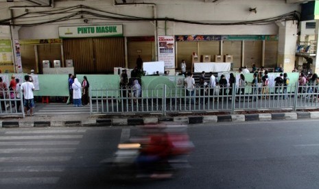  Warga megikuti pelaksanaan Pemilihan Umum Legislatif (Pileg) di TPS 26 dan 27 di Pasar Tanah Abang, Jakarta Pusat, Rabu (9/4). (Republika/Yasin Habibi)