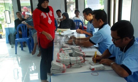 Warga melaksanakan pemilihan Gubernur Jawa Barat di TPS 24, Perumahan Puri Citayam Permai,Bojonggede, Kabupaten Bogor. Ahad (24/2). (Republika/Musiron)