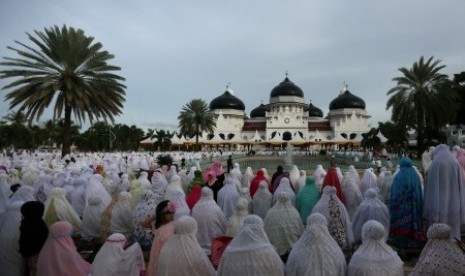 Warga melaksanakan salat Id Idul Fitri, di Masjid Raya Baiturrahman, Banda Aceh, Aceh, Jumat (17/7). Salat Id hari raya Idul Fitri 1436 Hijriah di Masjid Raya Baiturrahman