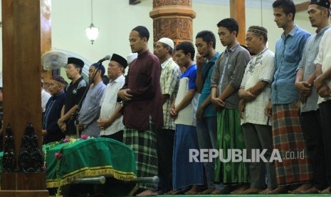 Warga melaksanakan salat jenazah penjaga gawang Persela Lamongan Choirul Huda, di Masjid Agung Lamongan, Lamongan, Jawa Timur, Minggu (15/10).