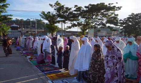 Warga melaksanakan shalat Id di halaman Gedung Olah Raga (GOR) Pancasila Kota Sorong, Papua Barat, Senin (2/5/2022). Panitia Hari Besar Islam (PHBI) Kota Sorong menentukan 6 titik pelaksanaan Shalat Idul Fitri yaitu GOR Pancasila, Lapangan Hoky, Lantamal XIV, Lapangan parkir Harco square, Lapangan Batalyon, dan halaman kantor Wali Kota Sorong.