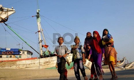   Warga melaksanakan shalat Idul Adha 1434 H di Pelabuhan Sunda kelapa, Jakarta Utara, Selasa (15/10).  (Republika/Prayogi)