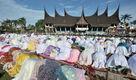 Warga melaksanakan Shalat Idul Fitri, di Lapangan Imam Bonjol, Padang, Sumatra Barat. Tradisi Manjalang Pucuk Adat Talu Saat Idul Fitri Terus Dipertahankan