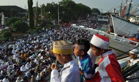  Warga melaksanakan Shalat Ied di Pelabuhan Sunda Kelapa, Jakarta Utara, Kamis (8/8).   (Republika/Rakhmawaty La'lang)