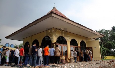 Warga melaksanakan Shalat Jumat di Masjid Baitul Arif, Jatinegara, Jakarta Timur, Jumat (8/11). (Republika/Yasin Habibi)