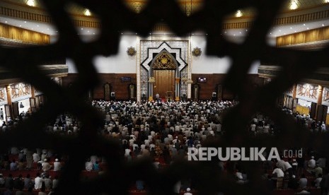  Warga melaksanakan shalat Tarawih di Masjid Hubbul Wathan, Islamic Center, Mataram, Lombok, Nusa Tenggara Barat, Jumat (26\5). 