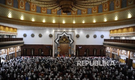  Warga melaksanakan shalat Taraweh di Masjid Hubbul Wathan, Islamic Center, Mataram, Lombok, Nusa Tenggara Barat, Jumat (26\5). 