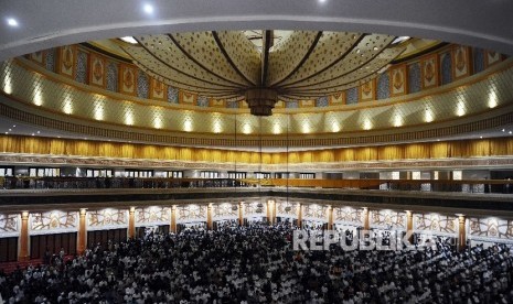 Warga melaksanakan shalat Tarawih di Masjid Hubbul Wathan, Islamic Center, Mataram, Lombok, Nusa Tenggara Barat.