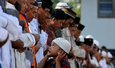   Warga melaksanakan sholat (ilustrasi)