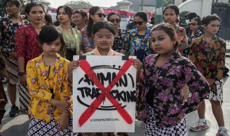 Warga melakukan aksi damai memperingati Hari Anti Perdagangan Manusia se-Dunia di Titik Nol Km, Yogyakarta, Ahad (31/7/2022). Aksi yang digagas oleh Lembaga Perlindungan Saksi dan Korban (LPSK) itu mengkampanyekan anti perdagangan manusia menyusul masih tingginya kasus tindak pidana perdagangan orang (TPPO) di Indonesia.