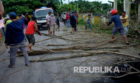 Pelaku penolakan jenazah Covid-19 bisa dipidana dengan Pasal 178 KUHP.  Warga melakukan aksi menutup jalan menuju ke pemakaman.