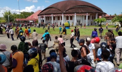 Warga melakukan aksi unjuk rasa di depan Kantor DPRD Kabupaten Nabire, Papua, Kamis (22/8/2019). Aksi tersebut untuk menyikapi peristiwa rasisme terhadap mahasiswa Papua di Malang dan Surabaya. 