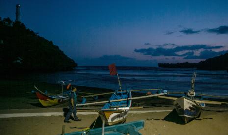 Gunung Kidul Perpanjang Penutupan Sementara Objek Wisata. Warga melakukan aktivitas di kawasan Pantai Baron, Gunungkidul, DI Yogyakarta, Selasa (24/8/2021). 