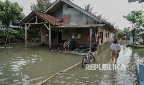 Ada 106 kejadian bencana di Cilacap sepanjang 2019. Foto: Warga melakukan aktivitas di sekitar rumah yang terendam banjir. (ilustrasi)