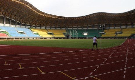 Warga melakukan aktivitas olahraga joging di area Stadion Patriot Candrabhaga, Kota Bekasi, Jawa Barat, Selasa (10/1).