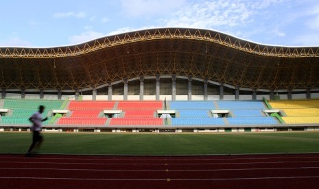 Warga melakukan aktivitas olahraga joging di area Stadion Patriot Candrabhaga, Kota Bekasi, Jawa Barat, Selasa (10/1). 