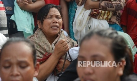 Warga melakukan doa bersama sesaat sebelum penertiban yang dilakukan di Pasar Ikan Penjaringan, Jakarta Utara, Senin (11/4). (Republika/Raisan Al Farisi)