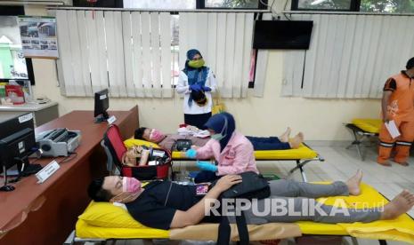 Warga melakukan kegiatan peduli donor darah yang dilaksanakan oleh Kelurahan Pasar Minggu di Jakarta, Rabu (8/4). 