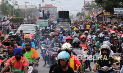 Warga melakukan konvoi saat aksi di Mimika, Papua, Rabu (21/8/2019).