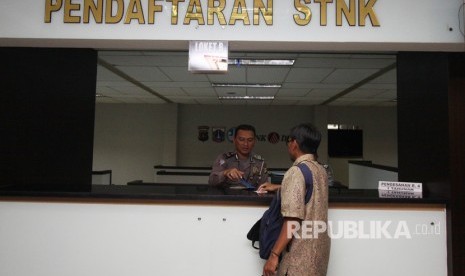 Warga melakukan membayar pajak kendaraan di Kantor Samsat Polda Metro Jaya, Jakarta, Senin (31/7). 