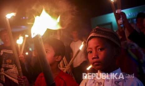 Warga melakukan pawai obor menyambut Tahun Baru Islam 1440 Hijriyah di kawasan Astanaanyar, Kota Bandung, Senin (10/9) malam