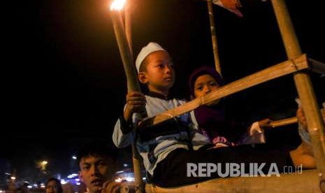 Warga melakukan pawai obor menyambut Tahun Baru Islam 1440 Hijriyah di kawasan Astanaanyar, Kota Bandung, Senin (10/9) malam