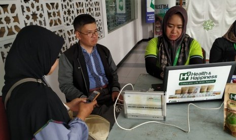 Warga melakukan pemeriksaan gratis di stan H2 dalam kegiatan Muhasabah Akhir Tahun di pelataran Masjid Pusdai Bandung, Selasa (31/12). Pemeriksaan di stan H2 menggunakan metide magnetic resonance tanpa perlu memgambil darah. 