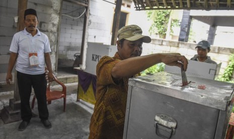 Warga melakukan pemilihan ulang Pilkada Banten.