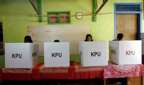 Warga melakukan pencoblosan surat suara Pemilu 2019 saat pemungutan suara ulang (PSU) di TPS 05 Kelurahan Kejambon, Tegal, Jawa Tengah, Sabtu (27/4/2019). 