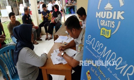 Warga melakukan pendaftaran di hari pertama Program Mudik Lebaran Gratis 2019 yang digelar oleh Dinas Perhubungan Provinsi Jawa Barat di gedung Dinas Perhubungan Kota Bekasi, Selasa (26/3).