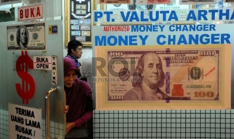 Warga melakukan penukaran uang dollar di Money Changer disalah satu pusat perbelanjaan Jakarta, Rabu (12/8).