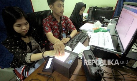 Warga melakukan perekaman data KTP elektronik (ilustrasi)