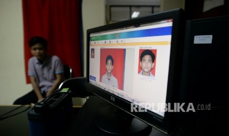 Warga melakukan perekaman Kartu Tanda Penduduk Elektronik 