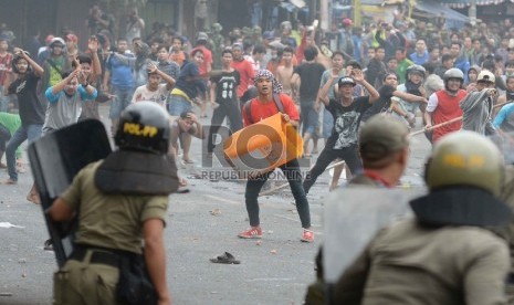 Warga melakukan perlawanan saat Satpol PP melakukan penggusuran pemukiman liar di Kampung Pulo, Jatinegara, Jakarta, Kamis (20/8).   (Republika/Yasin Habibi)