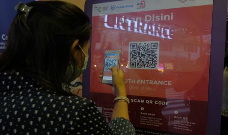 Anggota Komisi IX DPR, Nurhadi, mendesak pemerintah untuk segera memperbaiki dan meng-updrade layanan pada aplikasi Peduli Lindungi. (Foto: Warga melakukan scan QR Code sertifikat vaksin COVID-19 melalui aplikasi PeduliLindungi)