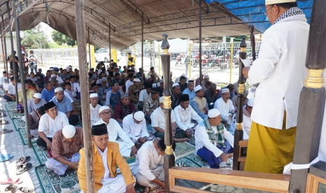 Warga melakukan Shalat Jumat di halaman masjid di Palu.