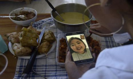 Warga melakukan silaturahmi Idul Fitri secara virtual. Silaturahmi lebaran secara virtual melalui sambungan 