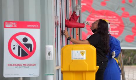 Warga melakukan tes usap dengan sistem Polymerase Chain Reaction (PCR) di Genomik Solidaritas Indonesia Laboratorium, Jakarta, Kamis (28/10/2021). Pemerintah melalui Kemenkes menetapkan tarif tertinggi harga pemeriksaan PCR untuk mendeteksi COVID-19 menjadi Rp275 ribu di Jawa-Bali dan Rp300 ribu untuk luar Jawa dan Bali.