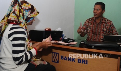 Warga melakukan transaksi melalui agen Laku Pandai di Liang, Salahutu, Ambon, Maluku, Selasa (24/5). (Republika/Tahta Aidilla)