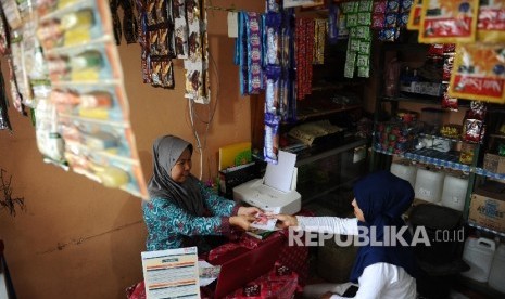 Warga melakukan transaksi melalui agen Laku Pandai di Liang, Salahutu, Ambon, Maluku, Selasa (24/5).  (Republika/Tahta Aidilla)