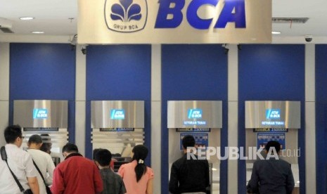  Warga melakukan transaksi menggunakan mesin ATM BCA di salah satu pusat perbelanjaan di Jakarta.