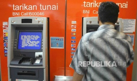 Tabungan Haji BNI Syariah Masih Tumbuh Positif Meski Pandemi. Foto: Warga melakukan transaksi menggunakan mesin ATM Bank BNI Syariah. (ilustrasi).